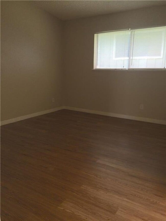 Building Photo - 602 W 51st St #101, Large, fully updated 1 story unit in great location.