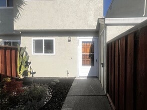 Building Photo - Specious 2-Bedroom Home with Prime Access