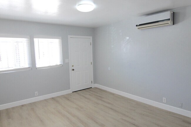 Building Photo - 3345 Del Mar Ave