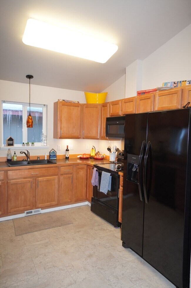 Building Photo - 4 Bedroom Eagle River Home!