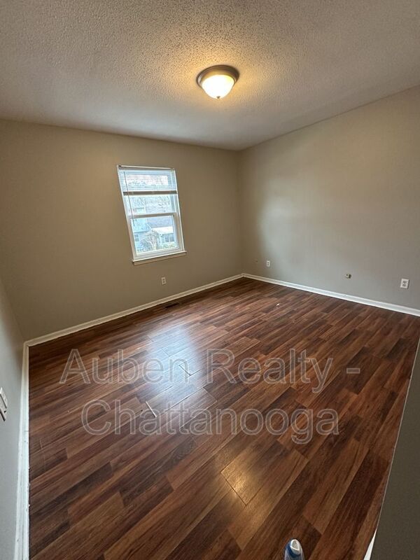 Building Photo - 1317 Village Green Dr