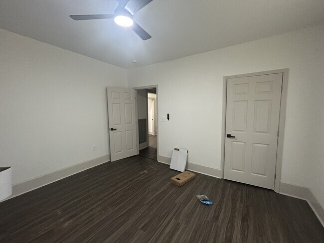 Building Photo - 895 Kney St