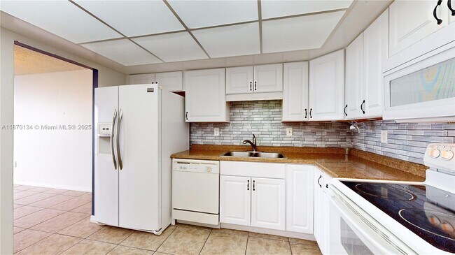 Building Photo - 18011 Biscayne Blvd