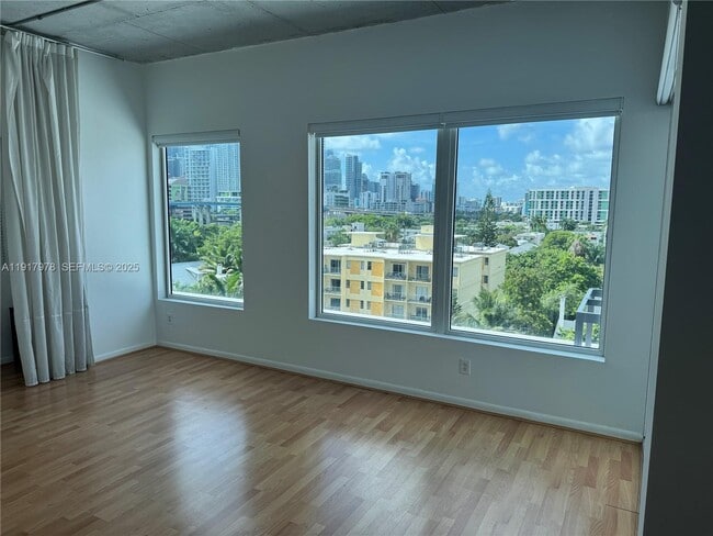 Building Photo - 10 SW South River Dr