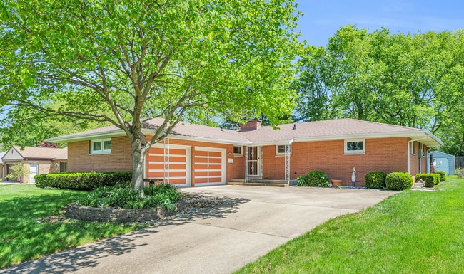 Building Photo - 1702 Golfview Dr