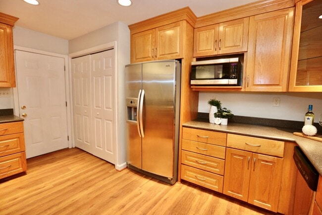 Building Photo - Adorable 3-Bedroom Home Ready 12-05-25!! Fenced Backyard - Pet Friendly - Open Floor-Plan!