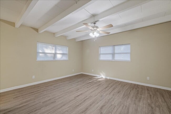 Building Photo - 207 Iris Cir