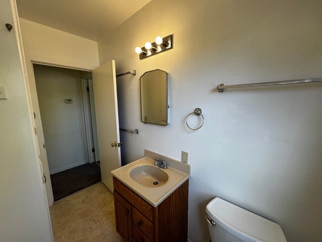 Building Photo - Cozy 2 Bedroom 1 Bath Home Located in the ...