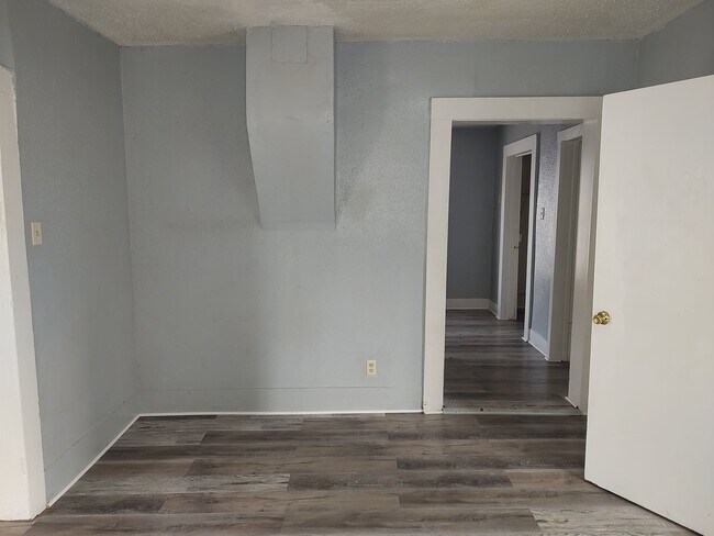 Building Photo - Available May 1 | Renovated 2BR Home | W/D Hookups | Pets Welcome | $850/mo | Pittsburg KS