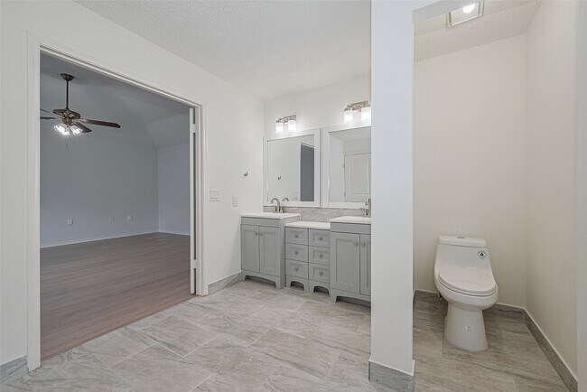 Building Photo - 3131 Double Lake Dr