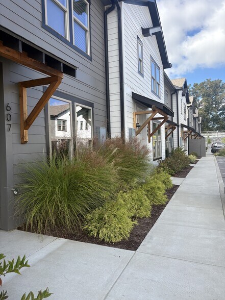 Building Photo - 628 Wallace Ct