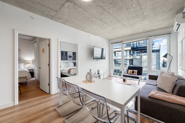 Building Photo - Central 4BR Apartment – Modern Living in Chicago
