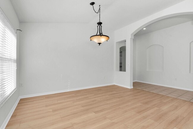 Building Photo - Large Spacious 4 bedroom 2 bath