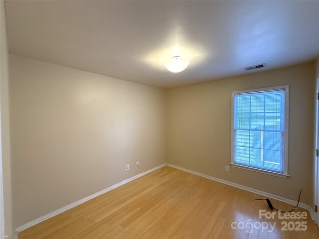 Building Photo - 1928 Dearmon Dr