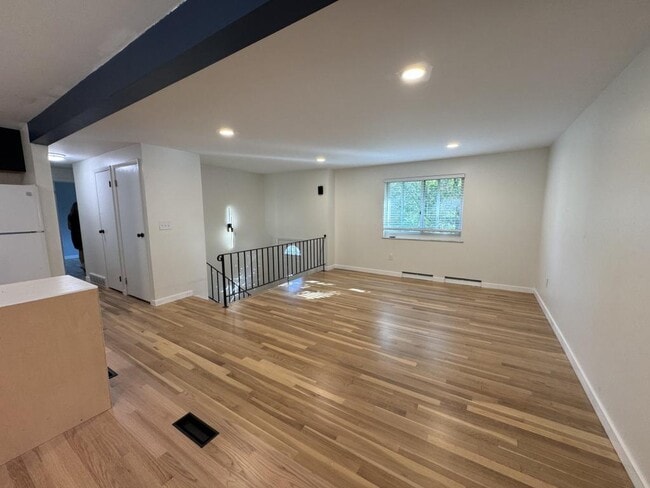 Building Photo - 111 Treeview Dr