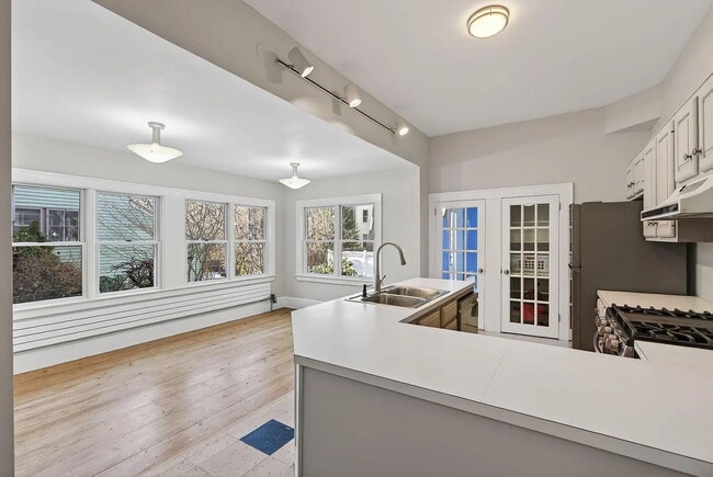 Building Photo - Beautiful First-Floor Condo in Portland’s West End