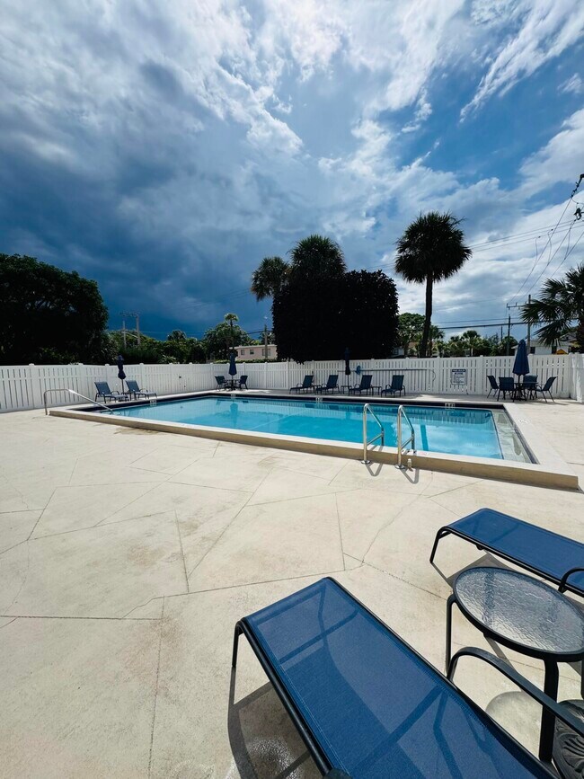 Building Photo - 1527 S Flagler Dr