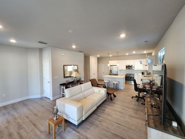 Building Photo - Venetian Bay Home in the Palms