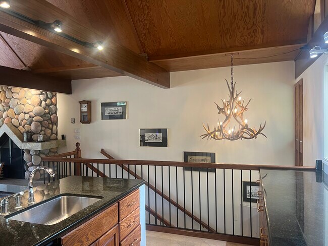 Building Photo - 557 Lakeshore Blvd