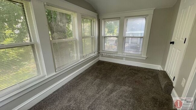 Building Photo - 3 Bedroom 1.5 Bathroom home in Kansas City!