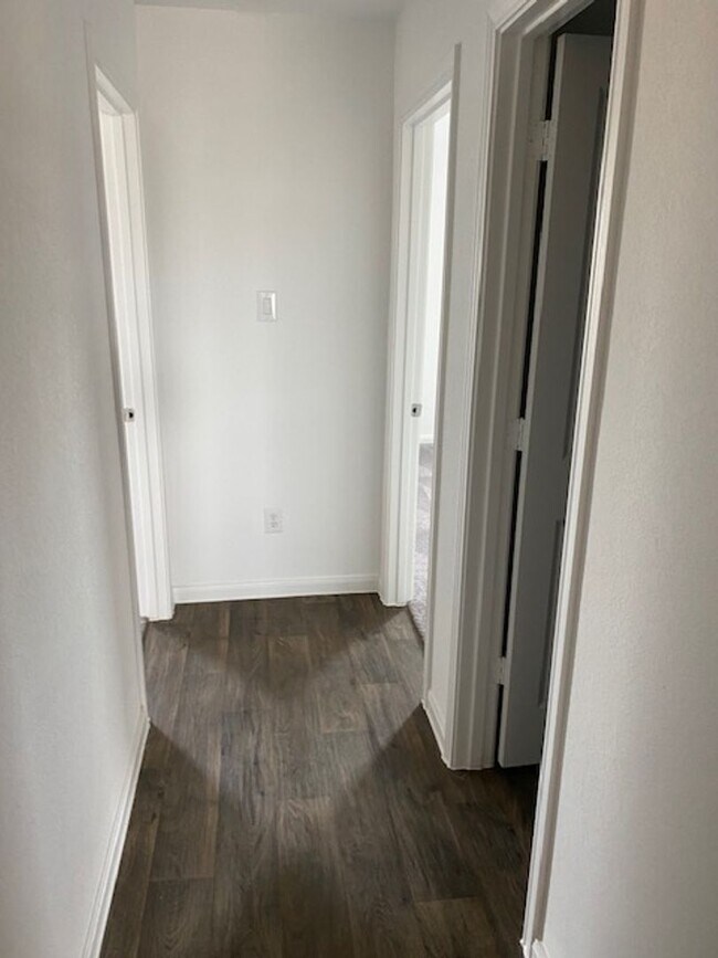 Building Photo - Stunning 3 bedroom, 2 bath home with a del...