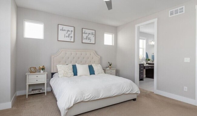 Building Photo - Gorgeous & Large 3 Bedroom 2 Bath Home wit...