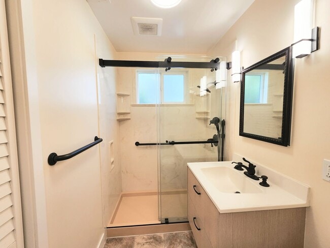 Building Photo - Two bedroom house in Redwood City