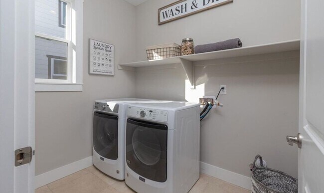 Building Photo - Gorgeous & Large 3 Bedroom 2 Bath Home wit...