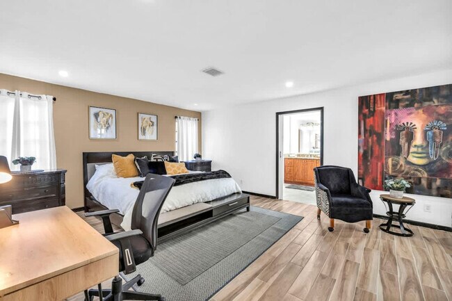 Building Photo - 1006 SE 6th St