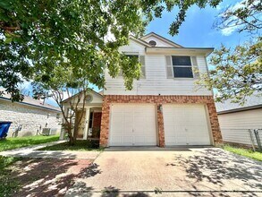 Building Photo - Spacious 3BR/2.5BA Two-Level Home with Fen...