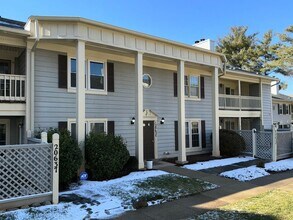 Building Photo - Very well maintained 2 bedroom 2 full 2 half upper floor condo with loft, located in the desired ...