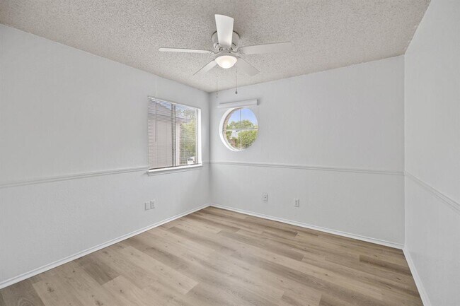 Building Photo - 8703 Cretys Cove