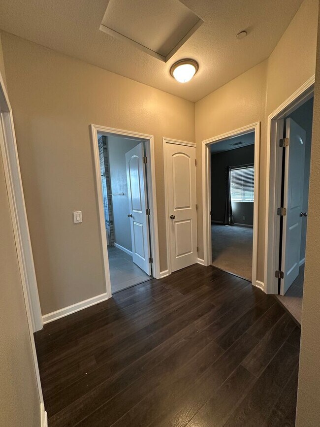 Building Photo - Beautiful, Updated 3 bedroom 2 bathroom ho...