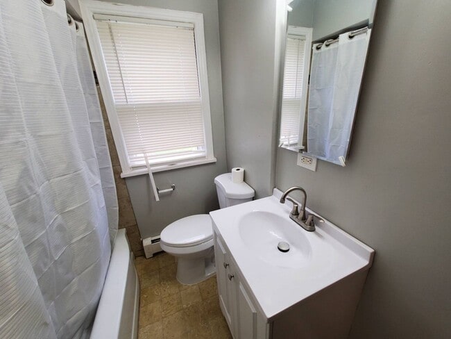 Building Photo - Charming 4-Bedroom Property in Prime Location
