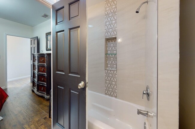 Building Photo - 2002 Ridgemont Rd