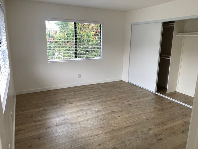 Building Photo - 2BR/2BA Upstairs Condo with Two-Car Garage