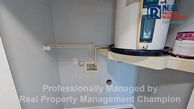 Building Photo - Immaculate 2 BD/2 BA Townhome with Open Floorplan and Split Bedrooms