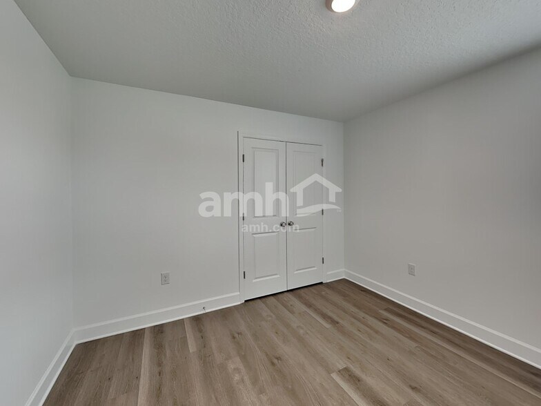 Building Photo - 2915 19th Ave W