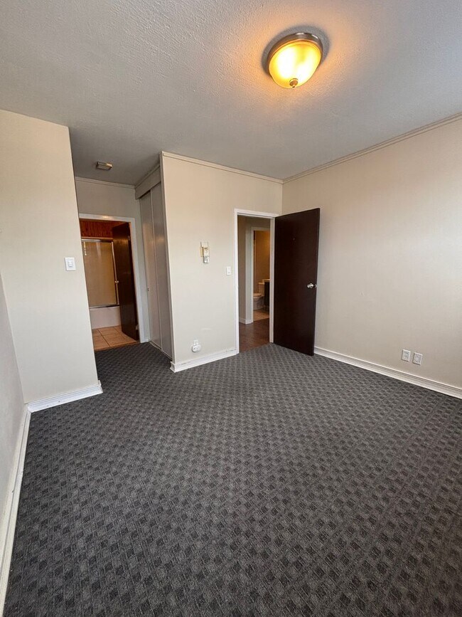 Building Photo - Upgraded 2 Bedroom 2 Bath Close to Downtow...