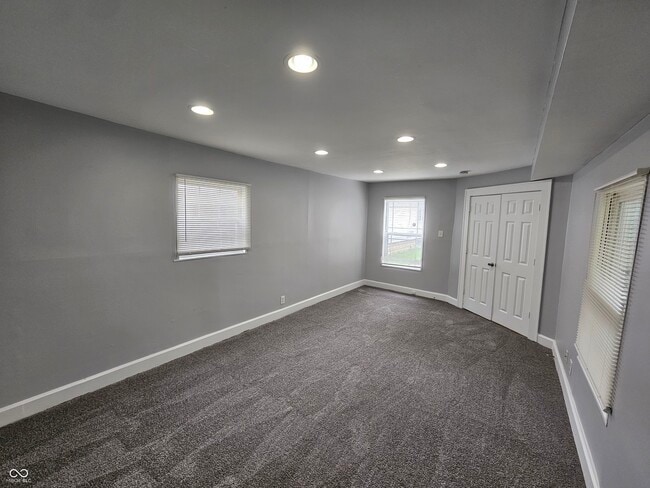 Building Photo - 3923 N Kenwood Ave