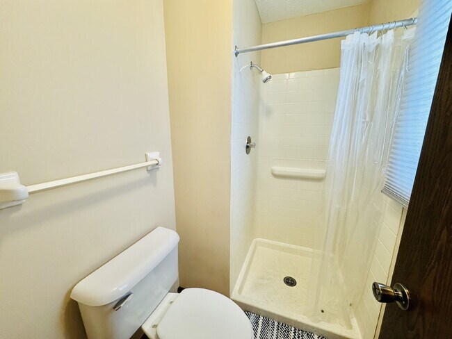 Building Photo - "Spacious 4-Bedroom Home in Blaine with 2 Full Baths and Nearly 2,000 Sq Ft of Comfort with 2 flo...