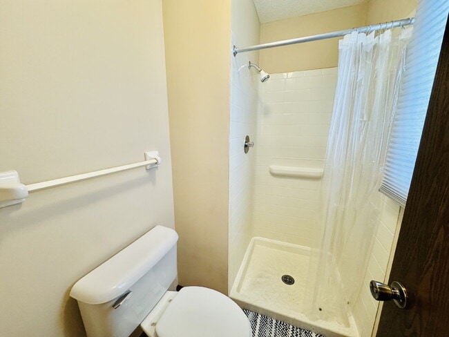 Building Photo - Winter Special half month off with February move in! 4-Bedroom Home in Blaine with 2 Full Baths a...