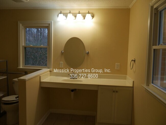 Building Photo - Quiet, Convenient Location, off Country Cl...