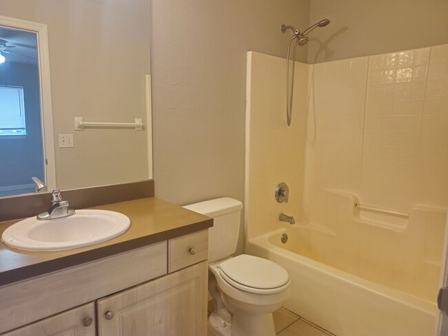 Building Photo - 3 bedroom 2 bath in Lehigh Acres