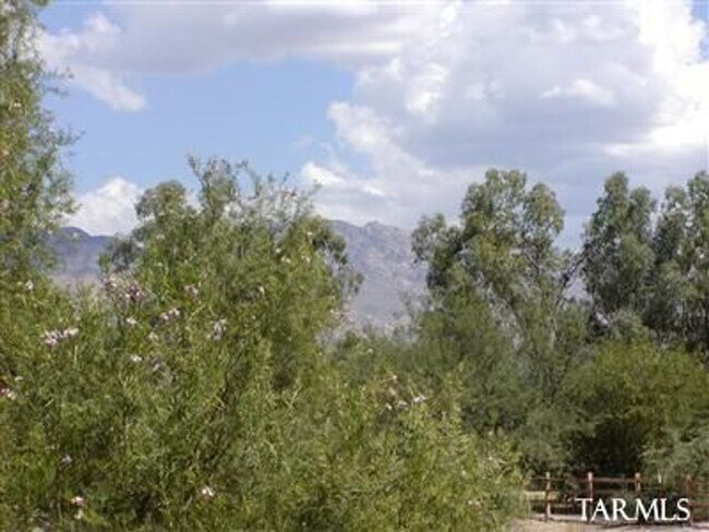 Building Photo - Attractive 3 Bed. 2 Ba. Townhome at Columbus & Ft. Lowell