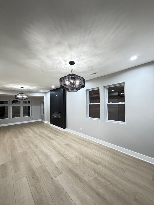 Building Photo - 6350 S St Lawrence Ave