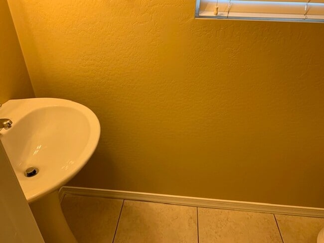 Building Photo - 4 BEDROOM HOME IN EAST  PHOENIX