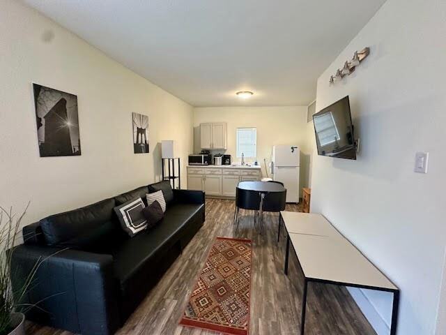 Primary Photo - 735 W 10th St