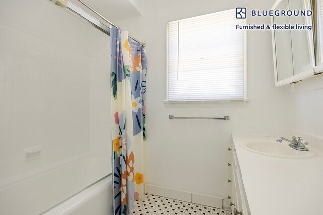 Building Photo - 136 S Roxbury Dr