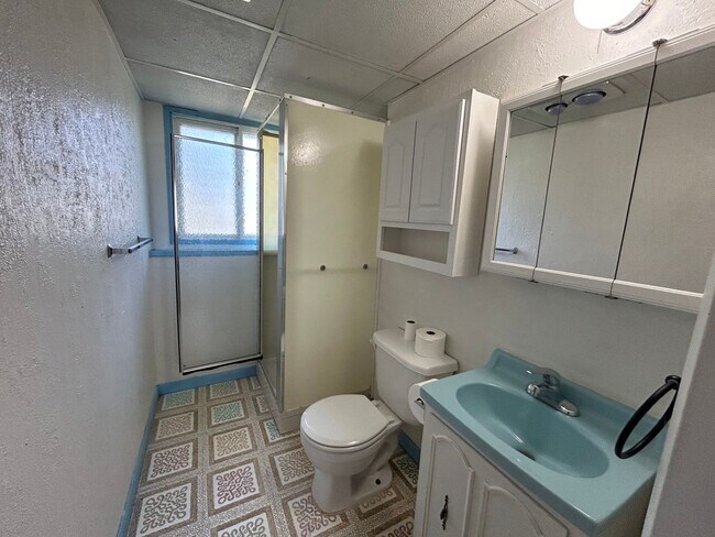 Building Photo - 5 Bed 2 Bath Home with 2 Car Attached Gara...